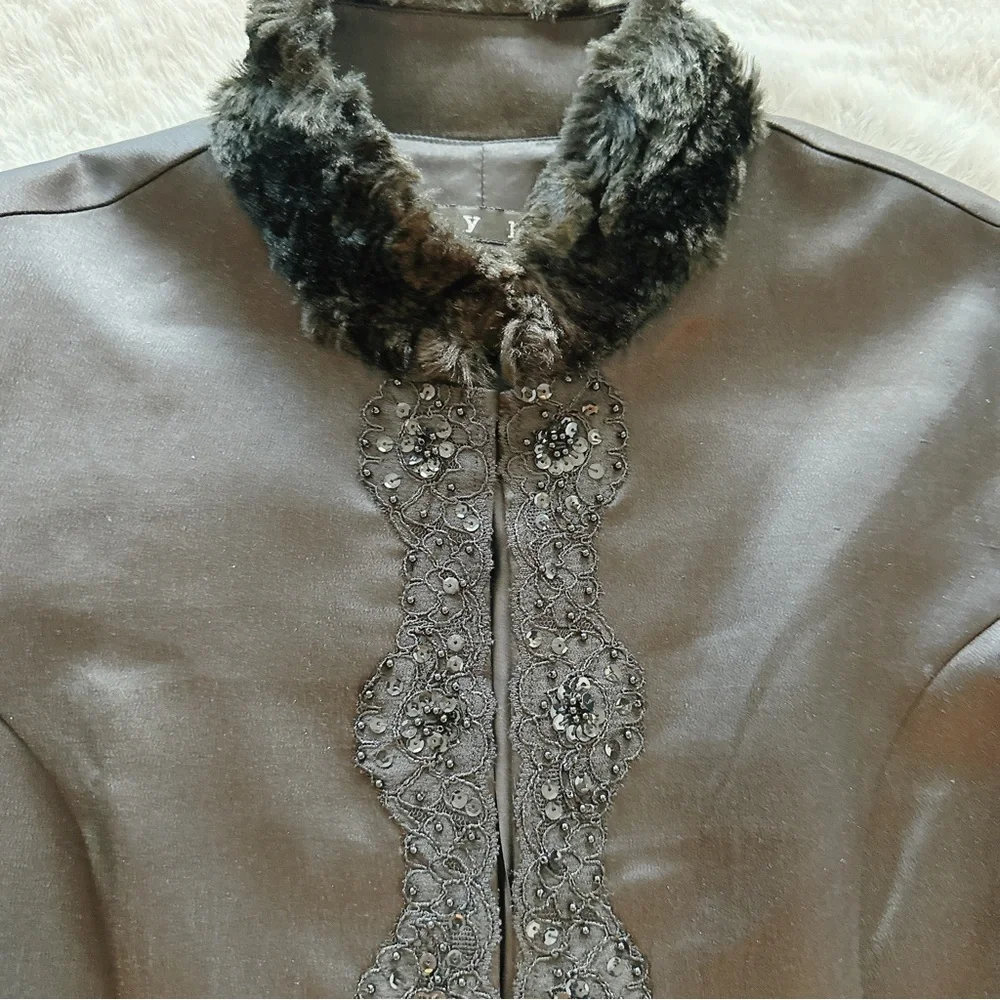 NWT Gorgeous Black Hype satin, beaded and faux fur coat. Size 10 - Picture 4 of 16